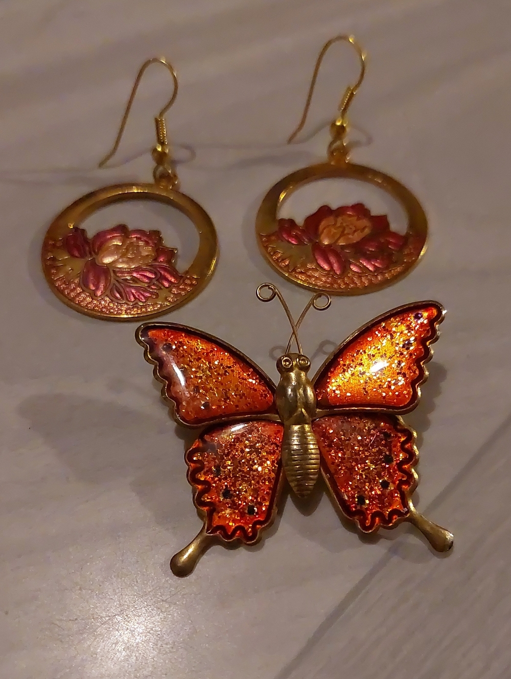 Gold-Tone Vtg Resin Glitter Butterfly Brooch & Cloisonne Floral Hoop Earrings